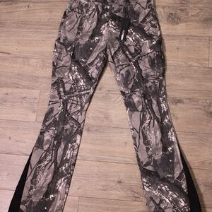 0283-NovaMEN Men’s All Over Print Stacked Flare Pants – Grey Camo – Size 32